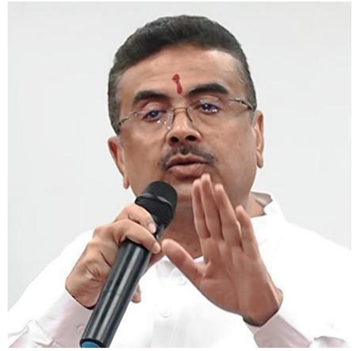 দীর্ঘ অপেক্ষার অবসান ঘটিয়ে রাজ্য সরকারি কর্মীদের জন্য বকেয়া মহার্ঘ ভাতা (DA) নিয়ে বড় সিদ্ধান্ত নিল পশ্চিমবঙ্গ সরকার। ২০০৮ সালের ১ এপ্রিল থেকে ২০১৫ সালের ৩১ ডিসেম্বর পর্যন্ত সময়ের বকেয়া ডিএ এক কিস্তিতে মেটানোর সিদ্ধান্ত জানানো হয়েছে। অর্থাৎ, আলোচনায় থাকা ‘সাত বছরের বকেয়া’ নয়, সরকারি হিসাবের নির্দিষ্ট সময়সীমা ধরে এটি কার্যত আট বছরের বকেয়া ডিএ। নবান্নের অর্থ দফতরের সাম্প্রতিক নির্দেশিকায় শুধু টাকা দেওয়ার সিদ্ধান্তই নয়, কোন শ্রেণির কর্মী কী ভাবে সেই অর্থ পাবেন, তার কাঠামোও জানানো হয়েছে। নতুন নির্দেশিকা অনুযায়ী,