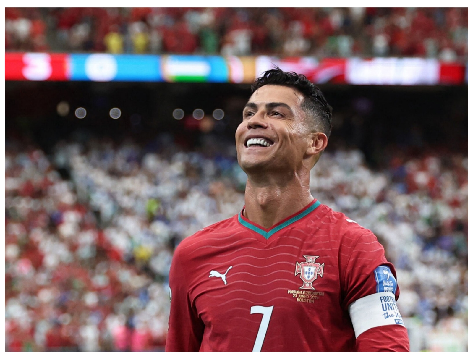 একটা সময় মনে হয়েছিল, বিশ্বকাপের মঞ্চেই হয়তো শেষ হয়ে যাবে আন্তর্জাতিক ফুটবলে ক্রিশ্চিয়ানো রোনাল্ডোর (Cristiano Ronaldo) পথচলা। পর্তুগালের (Portugal) বিশ্বকাপ অভিযান শেষ হওয়ার পর অবসরের কথা মাথায় এসেছিল তাঁর। বয়স বাড়ছে, জাতীয় দলের জার্সিতে নিজের ভূমিকা নিয়ে নতুন করে ভাবনাও শুরু করেছিলেন পর্তুগীজ মহাতারকা। কিন্তু সেই সিদ্ধান্ত এখন আর তাঁর ভাবনায় নেই।