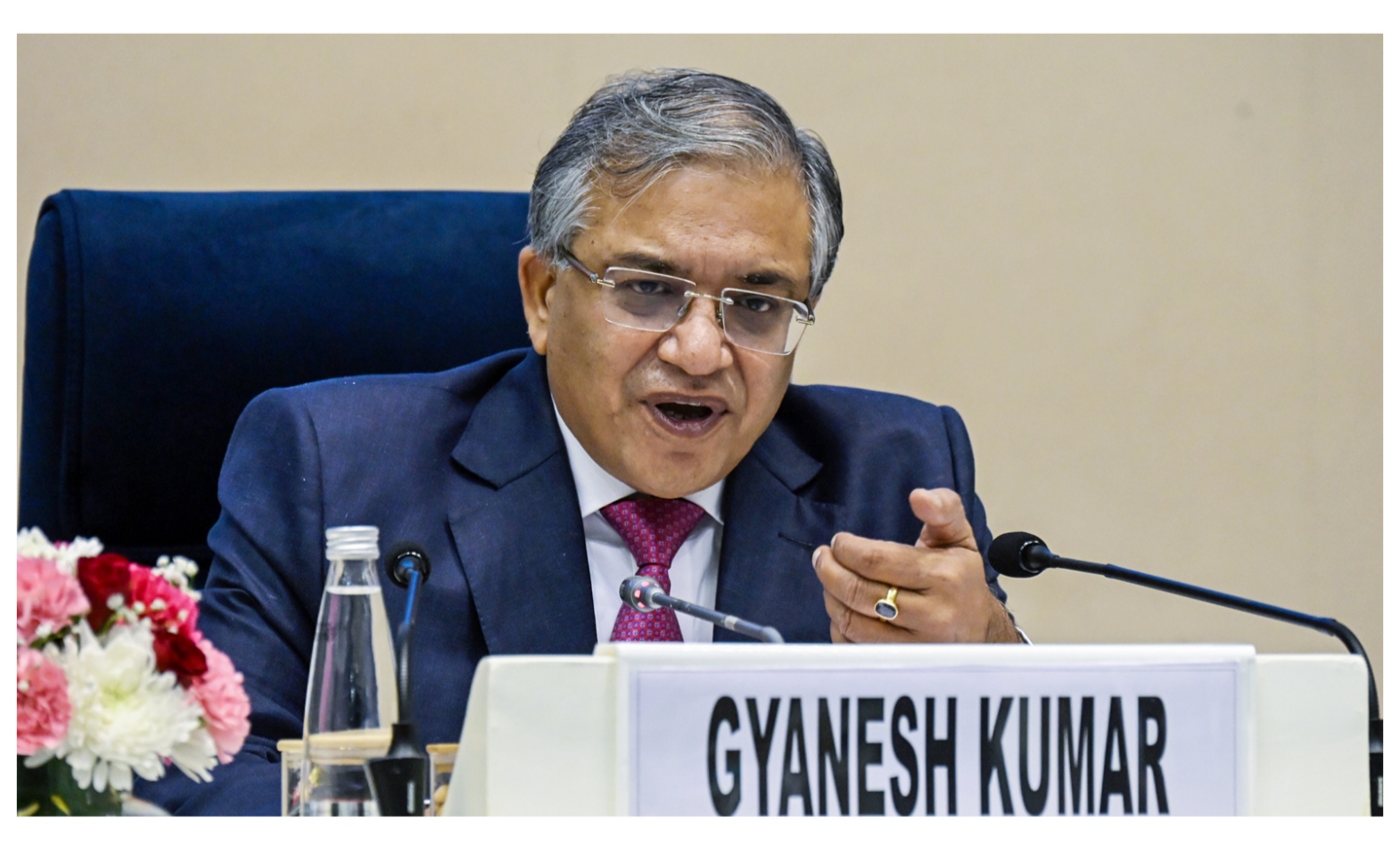 মুখ্য নির্বাচন কমিশনার জ্ঞানেশ কুমারকে (Gyanesh Kumar) অপসারণের প্রস্তাব আনার জন্য নোটিস প্রস্তুত করা হচ্ছে। এ নিয়ে আইনি পরামর্শ নেওয়ার কাজও চলছে বলে বৃহস্পতিবার, ২৪ সেপ্টেম্বর জানিয়েছে ‘দ্য ইন্ডিয়ান এক্সপ্রেস’। এর আগে চলতি বছরের মার্চে জ্ঞানেশ কুমারকে সরানোর দাবিতে সংসদের দুই কক্ষে নোটিস দিয়েছিল বিরোধী দলগুলি। লোকসভায় জমা দেওয়া নোটিসে ১৩০ জন সাংসদের স্বাক্ষর ও রাজ্যসভায় ৬৩ জনের স্বাক্ষর ছিল বলে ‘দ্য ইন্ডিয়ান এক্সপ্রেস’-এর প্রতিবেদনে উল্লেখ করা হয়েছে।