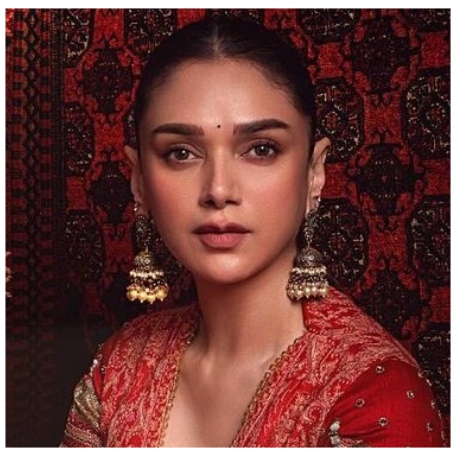 অন্তরঙ্গ দৃশ্যের শুটিং সিনেমার পর্দায় যতটা স্বাভাবিক বলে মনে হয়, ক্যামেরার পিছনে তার প্রস্তুতি অনেক সময়ই ততটা সহজ নয়। অভিনেতা-অভিনেত্রীর ব্যক্তিগত স্বাচ্ছন্দ্য, পরিচালকের নির্দেশ, ক্যামেরার অবস্থান, দৃশ্যের প্রয়োজন এবং সেটের পরিবেশ ইত্যাদি সবকিছুর মধ্যে সমন্বয় না হলে এমন দৃশ্য ধারণ করা কঠিন হয়ে পড়ে। সময়ের সঙ্গে বদলেছে সেই শুটিংয়ের পদ্ধতিও। এখন বহু বড় প্রযোজনায় অন্তরঙ্গ দৃশ্যের ক্ষেত্রে অভিনেতাদের স্বাচ্ছন্দ্য এবং সম্মতিকে গুরুত্ব দিতে ‘ইন্টিমেসি ডিরেক্টর’ -এর সাহায্য নেওয়া হচ্ছে। ‘লাস্ট স্টোরিজ ৩’ (Lust Stories 3)-এর একটি গল্প পরিচালনা করতে গিয়ে এমনই এক অভিজ্ঞতার কথা জানিয়েছেন পরিচালক বিশাল ভরদ্বাজ (Vishal Bhardwaj)। আর সেই কথোপকথনের মধ্যেই উঠে এসেছে অদিতি রাও হায়রীর (Aditi Rao Hydari) একটি মজার মন্তব্য, যা বদলে দিয়েছিল একটি দৃশ্যের শুটিংয়ের পরিকল্পনা।