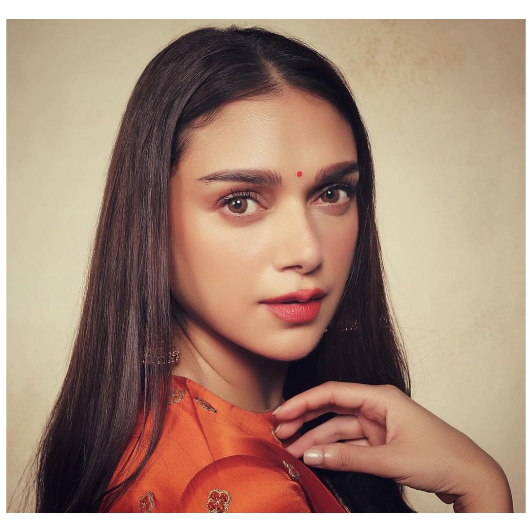 অন্তরঙ্গ দৃশ্যের শুটিং সিনেমার পর্দায় যতটা স্বাভাবিক বলে মনে হয়, ক্যামেরার পিছনে তার প্রস্তুতি অনেক সময়ই ততটা সহজ নয়। অভিনেতা-অভিনেত্রীর ব্যক্তিগত স্বাচ্ছন্দ্য, পরিচালকের নির্দেশ, ক্যামেরার অবস্থান, দৃশ্যের প্রয়োজন এবং সেটের পরিবেশ ইত্যাদি সবকিছুর মধ্যে সমন্বয় না হলে এমন দৃশ্য ধারণ করা কঠিন হয়ে পড়ে। সময়ের সঙ্গে বদলেছে সেই শুটিংয়ের পদ্ধতিও। এখন বহু বড় প্রযোজনায় অন্তরঙ্গ দৃশ্যের ক্ষেত্রে অভিনেতাদের স্বাচ্ছন্দ্য এবং সম্মতিকে গুরুত্ব দিতে ‘ইন্টিমেসি ডিরেক্টর’ -এর সাহায্য নেওয়া হচ্ছে। ‘লাস্ট স্টোরিজ ৩’ (Lust Stories 3)-এর একটি গল্প পরিচালনা করতে গিয়ে এমনই এক অভিজ্ঞতার কথা জানিয়েছেন পরিচালক বিশাল ভরদ্বাজ (Vishal Bhardwaj)। আর সেই কথোপকথনের মধ্যেই উঠে এসেছে অদিতি রাও হায়রীর (Aditi Rao Hydari) একটি মজার মন্তব্য, যা বদলে দিয়েছিল একটি দৃশ্যের শুটিংয়ের পরিকল্পনা।
