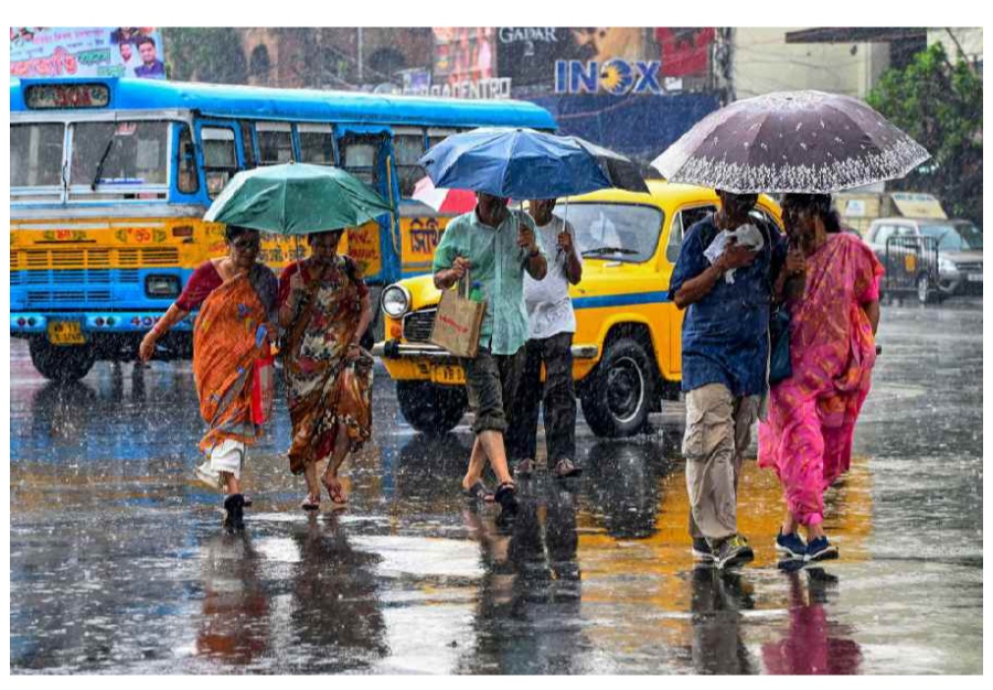 স্থলভাগে ঢোকার পর শক্তি হারাতে শুরু করেছে বঙ্গোপসাগরে তৈরি হওয়া গভীর নিম্নচাপ (West Bengal Weather)। উত্তর উপকূলীয় অন্ধ্রপ্রদেশ ও সংলগ্ন দক্ষিণ ওড়িশার উপর অবস্থান করা এই নিম্নচাপ বৃহস্পতিবার সন্ধ্যার মধ্যে আরও দুর্বল হয়ে নিম্নচাপে পরিণত হওয়ার পথে। তবে তার প্রভাব একেবারে কাটছে না। শুক্রবারও পশ্চিমবঙ্গের একাধিক জেলায় ভারী বৃষ্টি এবং বজ্রবিদ্যুৎ-সহ ঝড়ের আশঙ্কা রয়েছে বলে উল্লেখ।