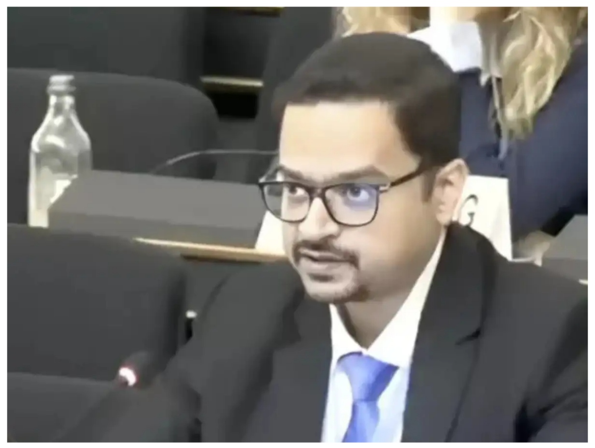 জম্মু ও কাশ্মীর নিয়ে রাষ্ট্রসংঘের মঞ্চে ভারত ও পাকিস্তানের পুরনো সংঘাত ফের সামনে এল। রাষ্ট্রসংঘ মানবাধিকার কাউন্সিলের (United Nations Human Rights Council) ৬৩তম অধিবেশনে পাকিস্তানের বক্তব্যের জবাব দিতে গিয়ে ভারত জম্মু ও কাশ্মীরের অবস্থান নিয়ে নিজেদের দীর্ঘদিনের অবস্থান পুনরায় জানাল। একই সঙ্গে পাকিস্তানের অভ্যন্তরীণ মানবাধিকার পরিস্থিতি, সংখ্যালঘুদের নিরাপত্তা, সন্ত্রাসবাদ ও অর্থনৈতিক সংকট নিয়েও একাধিক প্রশ্ন তোলে নতুন দিল্লি। বৃহস্পতিবার জেনেভায় ভারতের পক্ষ থেকে বক্তব্য রাখেন কূটনীতিক ক্ষিতিজ ত্যাগি (Kshitij Tyagi)।