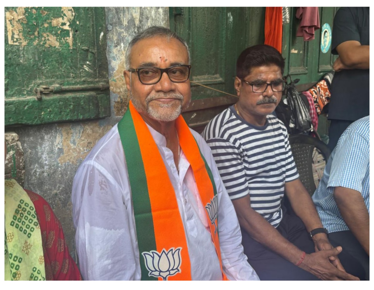 পুজোর আবহের মধ্যেই পশ্চিমবঙ্গ বিজেপিতে (BJP West Bengal) বড়সড় সাংগঠনিক পরিবর্তন। রাজ্য কমিটি থেকে একাধিক পরিচিত নেতা ও মন্ত্রীকে সরিয়ে নতুন মুখকে গুরুত্বপূর্ণ দায়িত্বে আনা হয়েছে। যাদবপুরের বিধায়ক শর্বরী মুখোপাধ্যায় (Sharbari Mukherjee), মন্ত্রী অগ্নিমিত্রা পাল (Agnimitra Paul), তাপস রায় (Tapas Roy) ও জগন্নাথ চট্টোপাধ্যায় (Jagannath Chattopadhyay) -এর মতো নেতাদের সাংগঠনিক দায়িত্বে আর রাখা হয়নি।