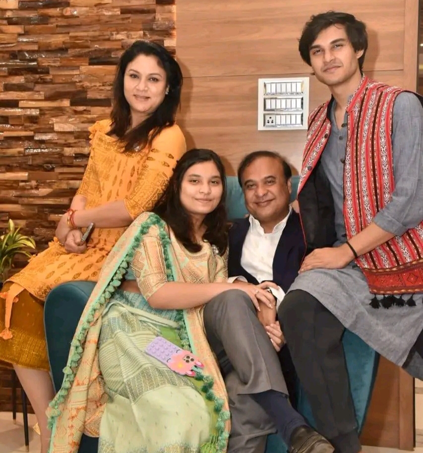 কন্যাসন্তানকে ঘিরে পরিবারের স্বপ্ন, আশা ও ভবিষ্যতের কথা তুলে ধরে কন্যা দিবসে অসমের মুখ্যমন্ত্রী হিমন্ত বিশ্ব শর্মা (Himanta Biswa Sarma) রাজ্যের মেয়েদের শিক্ষার প্রসারে সরকারের উদ্যোগের কথা জানালেন। রবিবার সমাজমাধ্যমে দেওয়া এক পোস্টে তিনি কন্যাসন্তানের গুরুত্ব তুলে ধরার পাশাপাশি মেয়েদের শিক্ষা ও ভবিষ্যৎ গড়ার ক্ষেত্রে ‘মুখ্যমন্ত্রী নিজুত মইনা’ প্রকল্পের ভূমিকার কথাও উল্লেখ করেন। তাঁর বক্তব্যে কন্যাশিশুর শিক্ষা, স্বপ্ন, সাহস ও সাফল্যকে সামনে রেখে এগিয়ে যাওয়ার আহ্বান উঠে এসেছে।
