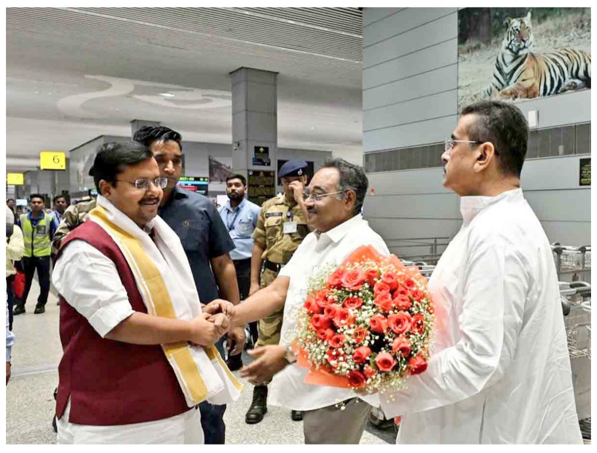 পশ্চিমবঙ্গে ক্ষমতায় আসার পর সংগঠন এবং সরকারের কাজের মধ্যে যোগাযোগ আরও ঘনিষ্ঠ করার দিকে নজর দিচ্ছে বিজেপি। একই সঙ্গে বিধায়ক, সাংসদ ও দলীয় সাংগঠনিক পদাধিকারীদের মধ্যে সমন্বয় বাড়ানোর উপরেও জোর দেওয়া হয়েছে। রবিবার নিউ টাউনের বিশ্ব বাংলা কনভেনশন সেন্টারে রাজ্য বিজেপির নেতাদের নিয়ে বৈঠকে দলের সর্বভারতীয় সভাপতি নিতিন নবীন (Nitin Nabin) এই বিষয়গুলির উপর গুরুত্ব দিয়েছেন বলে দলীয় সূত্রে জানা গিয়েছে।