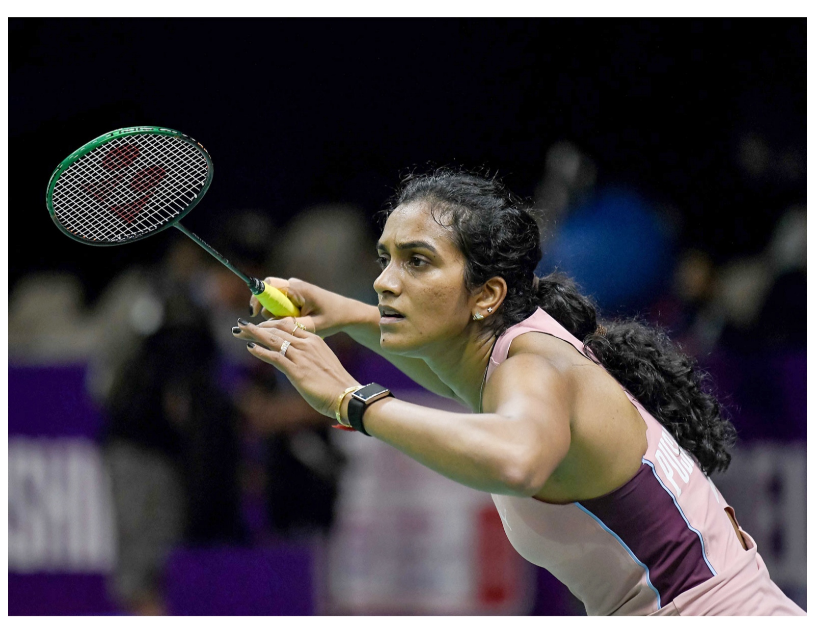এশিয়ান গেমস ২০২৬ (Asian Games 2026)-এ পদকের দৌড় থেকে ছিটকে গিয়ে ম্যাচের সূচি নিয়ে প্রশ্ন তুললেন ভারতের তারকা ব্যাডমিন্টন খেলোয়াড় পি ভি সিন্ধু (P V Sindhu)। চিনের চেন ইউফেইয়ের (Chen Yufei) কাছে হেরে প্রতিযোগিতা থেকে বিদায় নেওয়ার পর তাঁর বক্তব্য, খুব অল্প সময়ের ব্যবধানে একাধিক ম্যাচ খেলতে হওয়ায় প্রয়োজনীয় বিশ্রাম ও শারীরিক পুনরুদ্ধারের সুযোগ পাননি তিনি। শনিবার পরপর দু’টি ম্যাচ খেলার পরে স্থানীয় সময় রাত প্রায় ১টার দিকে কোর্ট ছাড়তে হয়েছিল তাঁকে। তার পর রবিবারই আবার কোয়ার্টার ফাইনালে নামতে হয়।