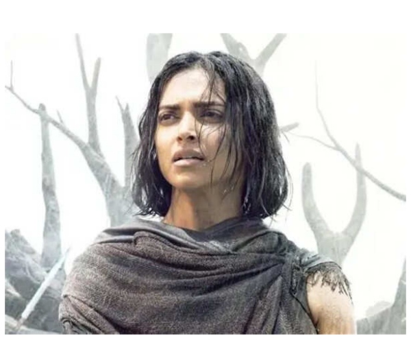 কল্কি ২৮৯৮ এডি’ (Kalki 2898 AD)-এর প্রথম ছবির সবচেয়ে গুরুত্বপূর্ণ চরিত্রগুলির একটিকে ঘিরেই তৈরি হয়েছিল গল্পের বড় অংশ। দীপিকা পাড়ুকোন (Deepika Padukone) অভিনীত পদ্মার চরিত্রকে কেন্দ্র করে জন্ম নিয়েছিল একাধিক প্রশ্ন, আর সেই চরিত্রের ভবিষ্যৎ নিয়েই দ্বিতীয় পর্ব ঘোষণার পর থেকে দর্শকদের কৌতূহল ছিল তুঙ্গে। কিন্তু দ্বিতীয় ছবিতে দীপিকা থাকছেন না, তা ইতিমধ্যেই প্রযোজনা সংস্থা জানিয়েছে। এবার আরও একটি গুরুত্বপূর্ণ তথ্য সামনে আনলেন পরিচালক নাগ আশ্বিন (Nag Ashwin)। তাঁর কথায়, ‘কল্কি ২’-এর জন্য নতুন কোনও অভিনেতা বা অভিনেত্রীকে বড় চরিত্রে যুক্ত করার পরিকল্পনা নেই। অর্থাৎ দীপিকার জায়গায় নতুন কাউকে এনে একই চরিত্রকে পর্দায় হাজির করার সম্ভাবনাও আপাতত দেখা যাচ্ছে না।