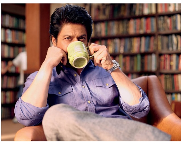 বলিউডের ‘কিং’ শাহরুখ খান (Shah Rukh Khan) -এর জীবনযাপন নিয়ে অনুরাগীদের কৌতূহলের শেষ নেই। পর্দায় তাঁর রাজকীয় উপস্থিতি, সংলাপ বলার ধরন কিংবা তারকা হিসেবে ব্যস্ত রুটিন এসবই তাঁকে ঘিরে আগ্রহ তৈরি করে। কিন্তু দিনের শুরুটা কী ভাবে করেন শাহরুখ? সকালবেলা ঘুম থেকে উঠে প্রথম কাজ কী? সম্প্রতি অনুরাগীদের একটি প্রশ্নের উত্তরে নিজের এমনই এক অভ্যাসের কথা জানিয়েছেন অভিনেতা।