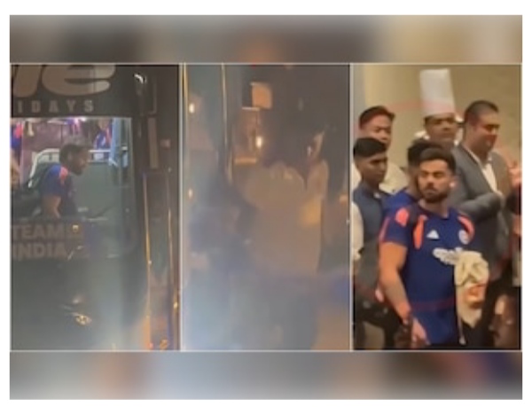 ওয়েস্ট ইন্ডিজের বিরুদ্ধে ম্যাচ জয়ের পর হোটেলে ফেরার সময় বাস থেকে নামতে গিয়ে পা হড়কে পড়ে যান রোহিত শর্মা। ঘটনাটি দেখে চমকে ওঠেন বিরাট কোহলি।