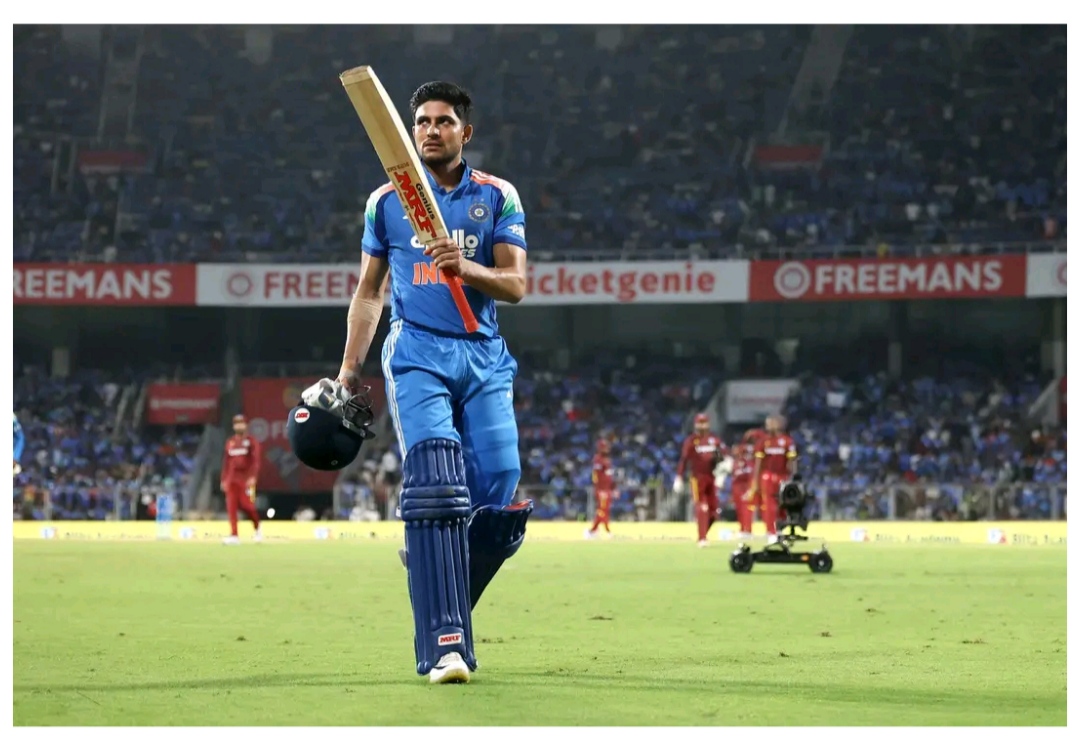 একই প্রান্তে দুই প্রজন্মের দুই ব্যাটার। একজন ভারতীয় ক্রিকেটের দীর্ঘদিনের অভিজ্ঞ মুখ, অন্য জন এখন দেশের এক দিনের দলের নেতৃত্বের দায়িত্বে। দু’জন একসঙ্গে ক্রিজ়ে থাকলে রান ওঠে, চাপ কমে, প্রতিপক্ষের বোলিং পরিকল্পনা বদলাতে হয়। কিন্তু সেই সময় বিরাট কোহলি (Virat Kohli) ও শুভমন গিল (Shubman Gill) -এর মধ্যে কী কথা হয়?