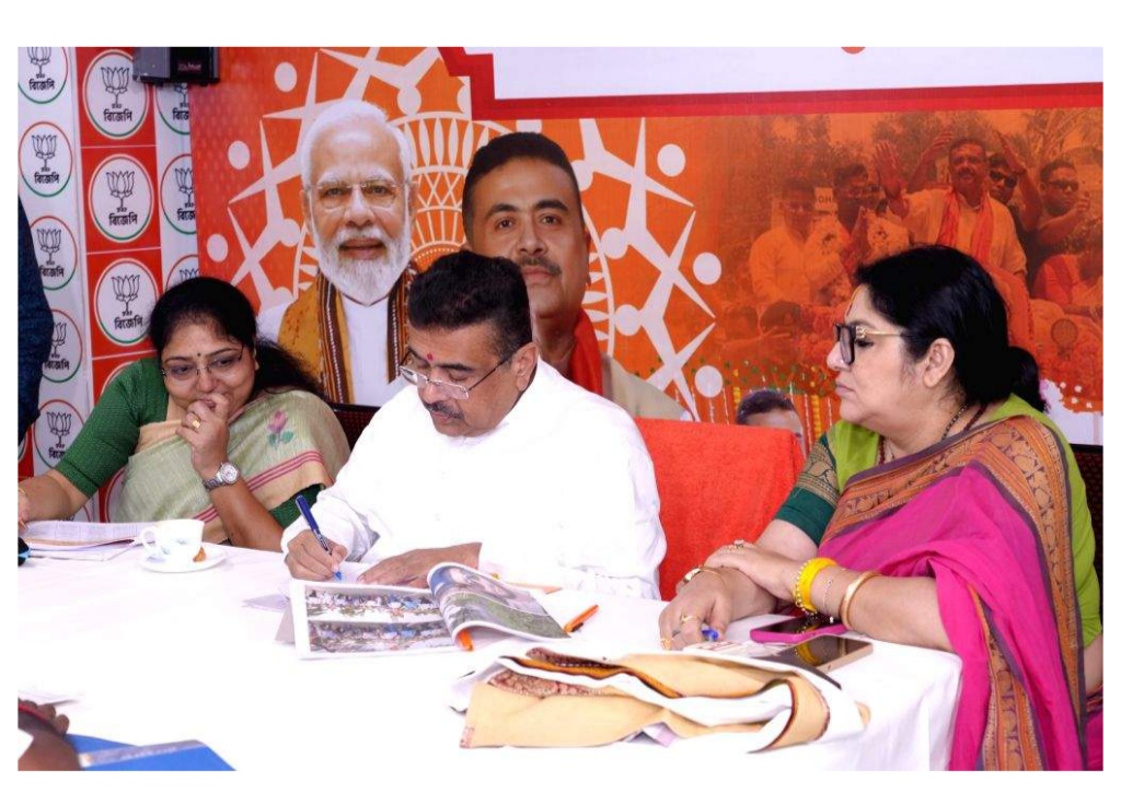 মাত্র ছয় মাস বয়স। এখনও শক্ত হয়নি ঘাড়, নিজের মতো করে পা নাড়াতেও পারছে না শিশুটি। চিকিৎসকেরা জানিয়েছেন, বিরল জিনগত রোগ স্পাইনাল মাসকুলার অ্যাট্রফি বা SMA-তে আক্রান্ত সে। শিশুটিকে প্রয়োজনীয় চিকিৎসা দিতে বিদেশ থেকে আনতে হতে পারে প্রায় ১৭ কোটি টাকা মূল্যের একটি বিশেষ জিন থেরাপি। মধ্যবিত্ত ঘোষ পরিবারের কাছে বিপুল এই অর্থ জোগাড় করা কার্যত অসম্ভব। তাই শেষ পর্যন্ত মুখ্যমন্ত্রী শুভেন্দু অধিকারীর (Suvendu Adhikari) ‘জনতার দরবারে’ হাজির হলেন বেলঘরিয়ার ওই শিশুর বাবা-মা।
