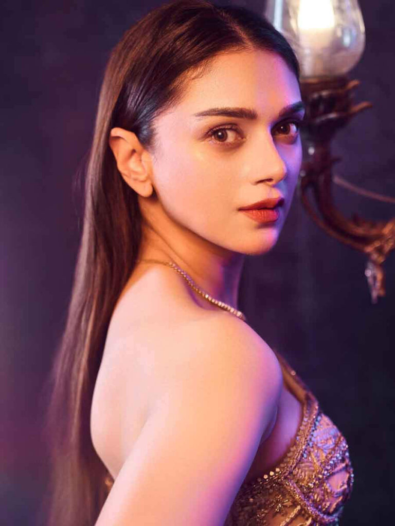 অন্তরঙ্গ দৃশ্যের শুটিং সিনেমার পর্দায় যতটা স্বাভাবিক বলে মনে হয়, ক্যামেরার পিছনে তার প্রস্তুতি অনেক সময়ই ততটা সহজ নয়। অভিনেতা-অভিনেত্রীর ব্যক্তিগত স্বাচ্ছন্দ্য, পরিচালকের নির্দেশ, ক্যামেরার অবস্থান, দৃশ্যের প্রয়োজন এবং সেটের পরিবেশ ইত্যাদি সবকিছুর মধ্যে সমন্বয় না হলে এমন দৃশ্য ধারণ করা কঠিন হয়ে পড়ে। সময়ের সঙ্গে বদলেছে সেই শুটিংয়ের পদ্ধতিও। এখন বহু বড় প্রযোজনায় অন্তরঙ্গ দৃশ্যের ক্ষেত্রে অভিনেতাদের স্বাচ্ছন্দ্য এবং সম্মতিকে গুরুত্ব দিতে ‘ইন্টিমেসি ডিরেক্টর’ -এর সাহায্য নেওয়া হচ্ছে। ‘লাস্ট স্টোরিজ ৩’ (Lust Stories 3)-এর একটি গল্প পরিচালনা করতে গিয়ে এমনই এক অভিজ্ঞতার কথা জানিয়েছেন পরিচালক বিশাল ভরদ্বাজ (Vishal Bhardwaj)। আর সেই কথোপকথনের মধ্যেই উঠে এসেছে অদিতি রাও হায়রীর (Aditi Rao Hydari) একটি মজার মন্তব্য, যা বদলে দিয়েছিল একটি দৃশ্যের শুটিংয়ের পরিকল্পনা।