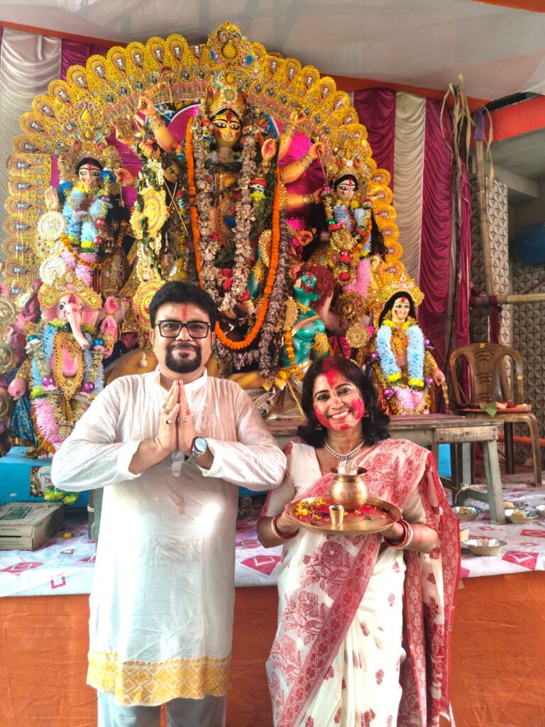দুর্গাপুজোর আলো ধীরে ধীরে নিভছে, মণ্ডপ থেকে বিদায়ের পথে দেবী দুর্গা। ঢাকের আওয়াজে মিশে যাচ্ছে বিসর্জনের বিষাদ, আর বাঙালির মনে জমছে আগামী বছরের অপেক্ষা। কিন্তু শুভ বিজয়া (Shubho Bijoya) কী শুধুই প্রতিমা বিসর্জনের দিন? বাঙালির সামাজিক জীবনে এই দিনটির তাৎপর্য আরও গভীর।