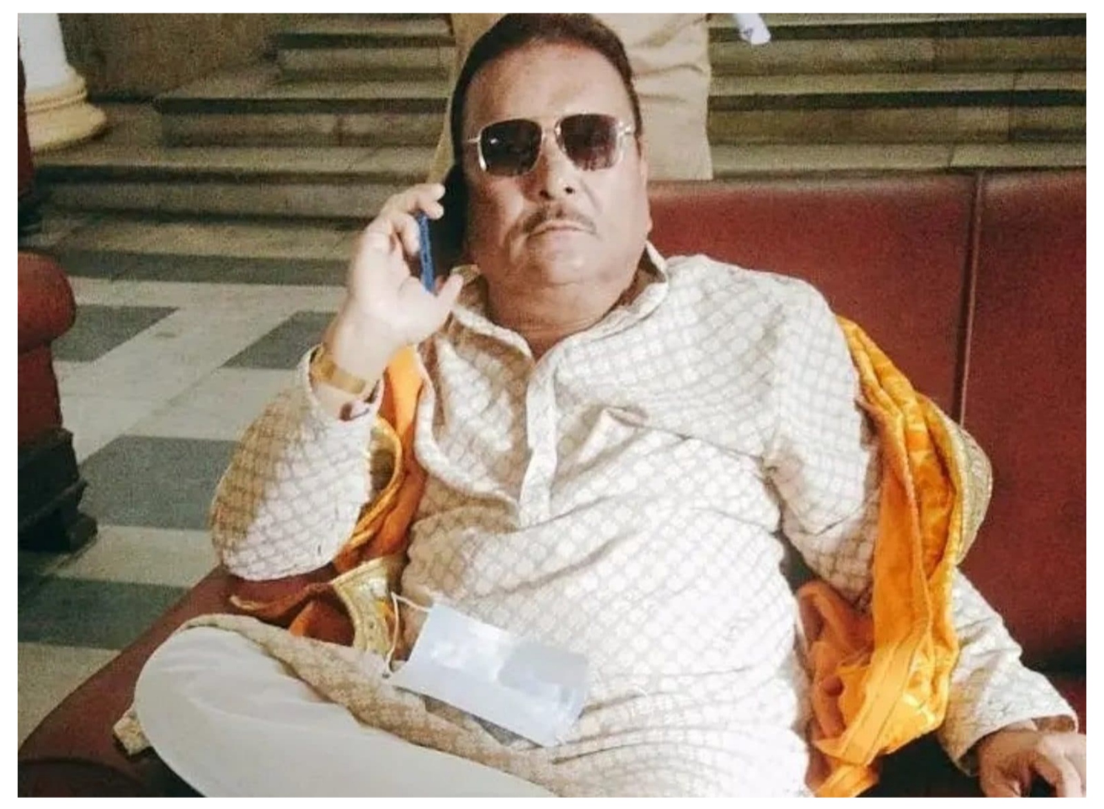 রাজনীতি থেকে ধীরে ধীরে সরে যাওয়ার ইঙ্গিত দিলেন কামারহাটির বিধায়ক মদন মিত্র। রাজনীতিকে ‘স্কাউন্ড্রেলদের আস্তাকুঁড়’ বলায় নতুন করে চর্চা শুরু হয়েছে।
