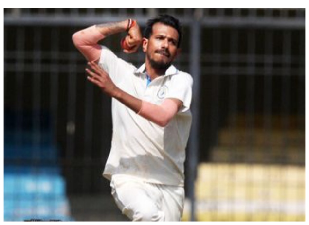 লাল বলের ক্রিকেটকে বিদায় জানালেন ভারতের অভিজ্ঞ লেগস্পিনার যুজবেন্দ্র চাহাল (Yuzvendra Chahal)। শুক্রবার সমাজমাধ্যমে নিজের সিদ্ধান্তের কথা জানিয়ে চহল বুঝিয়ে দিয়েছেন, প্রথম শ্রেণির ক্রিকেটে তাঁর দীর্ঘ পথচলার এবার সমাপ্তি। তবে ক্রিকেট থেকে সরে যাওয়ার কোনও পরিকল্পনা তাঁর নেই। সাদা বলের ক্রিকেটে ভারতের জার্সি ফের গায়ে চাপানোর লক্ষ্যেই নিজেকে প্রস্তুত রাখতে চান।