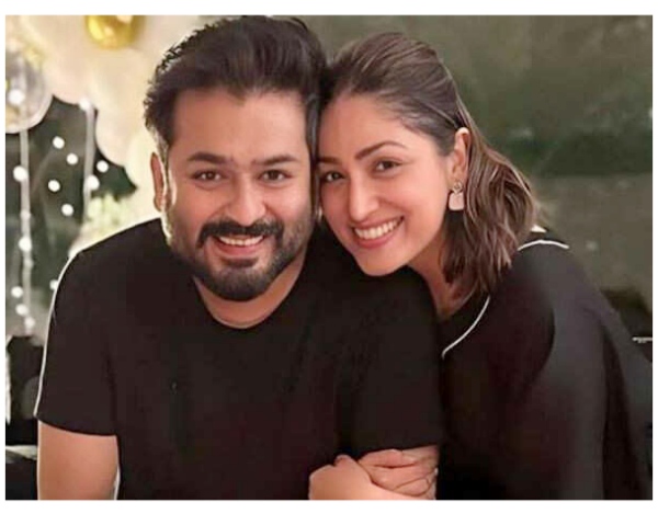 ইয়ামি গৌতম এবং আদিত্য ধর মুম্বাইয়ের ব্যস্ত জীবন থেকে দূরে হিমাচল প্রদেশে নিজেদের পুরনো বাড়িকে নতুন ঠিকানা হিসেবে বেছে নিতে পারেন বলে খবর। মান্ডির প্রায় ২৫ একর জমির উপর থাকা পুরনো বাড়িটির সঙ্গে ইয়ামির পরিবার ও বিয়ের স্মৃতি জড়িয়ে রয়েছে।