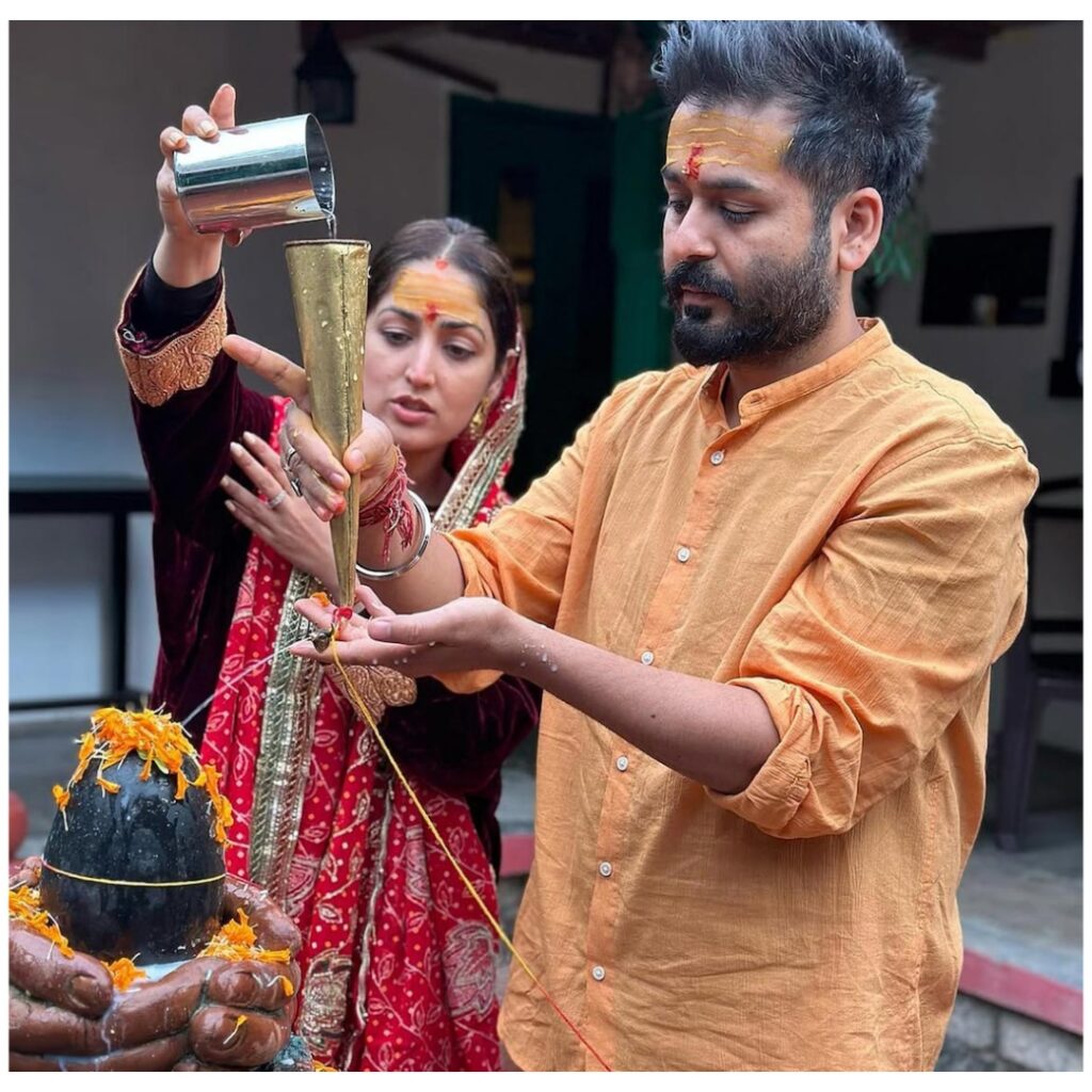 মুম্বাইয়ের ব্যস্ত জীবন থেকে দূরে হিমাচল প্রদেশে থাকার সিদ্ধান্ত নিতে পারেন ইয়ামি গৌতম ও আদিত্য ধর। মান্ডিতে ইয়ামির পুরনো বাড়ির সঙ্গে জড়িয়ে রয়েছে পরিবারের স্মৃতি ও তাঁদের বিয়ের নানা মুহূর্ত।