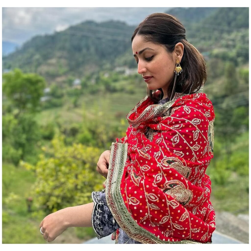 মুম্বাইয়ের ব্যস্ত জীবন থেকে দূরে হিমাচল প্রদেশে থাকার সিদ্ধান্ত নিতে পারেন ইয়ামি গৌতম ও আদিত্য ধর। মান্ডিতে ইয়ামির পুরনো বাড়ির সঙ্গে জড়িয়ে রয়েছে পরিবারের স্মৃতি ও তাঁদের বিয়ের নানা মুহূর্ত।