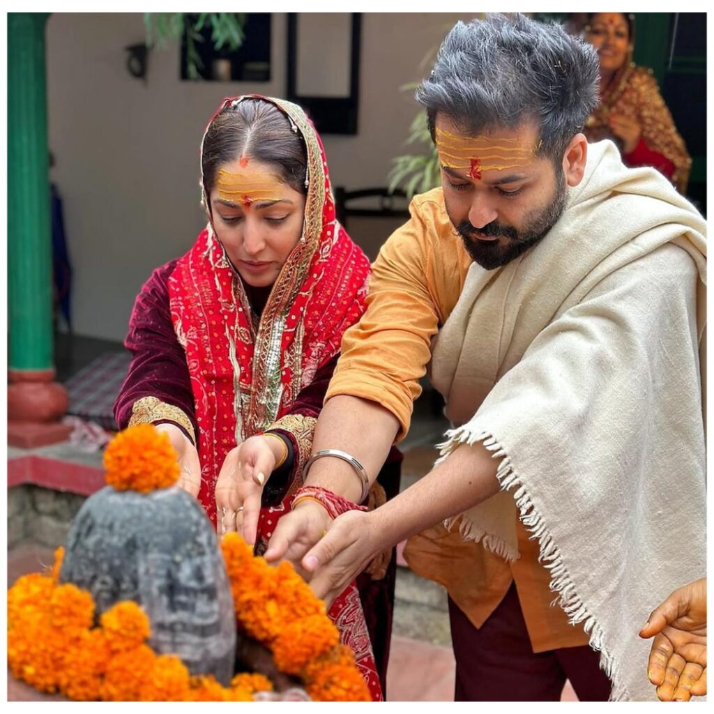 মুম্বাইয়ের ব্যস্ত জীবন থেকে দূরে হিমাচল প্রদেশে থাকার সিদ্ধান্ত নিতে পারেন ইয়ামি গৌতম ও আদিত্য ধর। মান্ডিতে ইয়ামির পুরনো বাড়ির সঙ্গে জড়িয়ে রয়েছে পরিবারের স্মৃতি ও তাঁদের বিয়ের নানা মুহূর্ত।