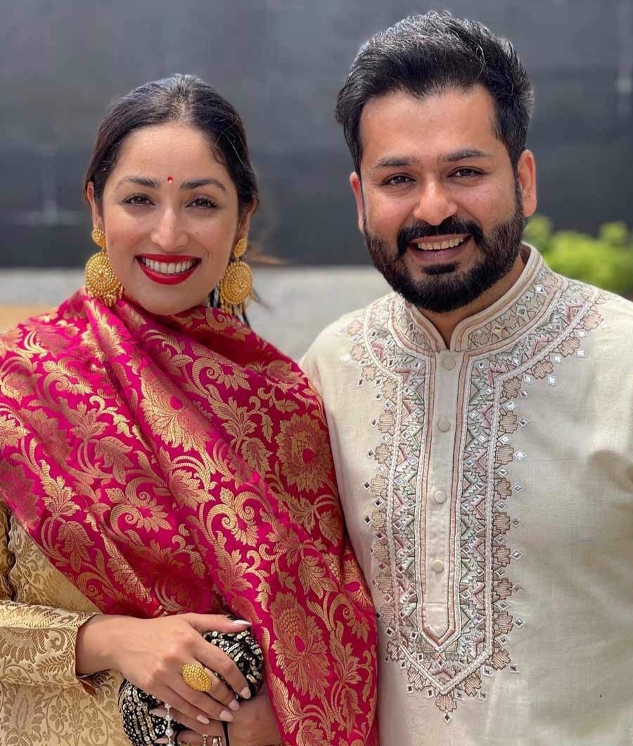 মুম্বাইয়ের ব্যস্ত জীবন থেকে দূরে হিমাচল প্রদেশে থাকার সিদ্ধান্ত নিতে পারেন ইয়ামি গৌতম ও আদিত্য ধর। মান্ডিতে ইয়ামির পুরনো বাড়ির সঙ্গে জড়িয়ে রয়েছে পরিবারের স্মৃতি ও তাঁদের বিয়ের নানা মুহূর্ত।