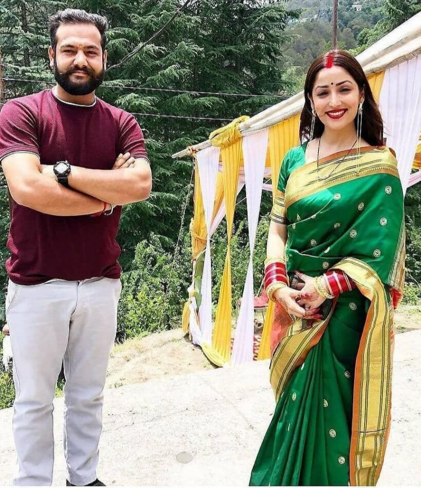 মুম্বাইয়ের ব্যস্ত জীবন থেকে দূরে হিমাচল প্রদেশে থাকার সিদ্ধান্ত নিতে পারেন ইয়ামি গৌতম ও আদিত্য ধর। মান্ডিতে ইয়ামির পুরনো বাড়ির সঙ্গে জড়িয়ে রয়েছে পরিবারের স্মৃতি ও তাঁদের বিয়ের নানা মুহূর্ত।