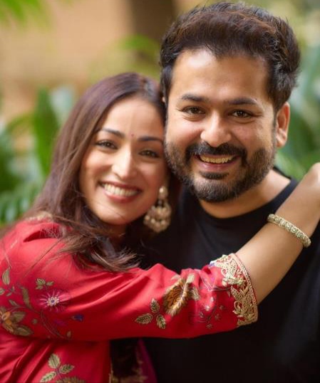 মুম্বাইয়ের ব্যস্ত জীবন থেকে দূরে হিমাচল প্রদেশে থাকার সিদ্ধান্ত নিতে পারেন ইয়ামি গৌতম ও আদিত্য ধর। মান্ডিতে ইয়ামির পুরনো বাড়ির সঙ্গে জড়িয়ে রয়েছে পরিবারের স্মৃতি ও তাঁদের বিয়ের নানা মুহূর্ত।