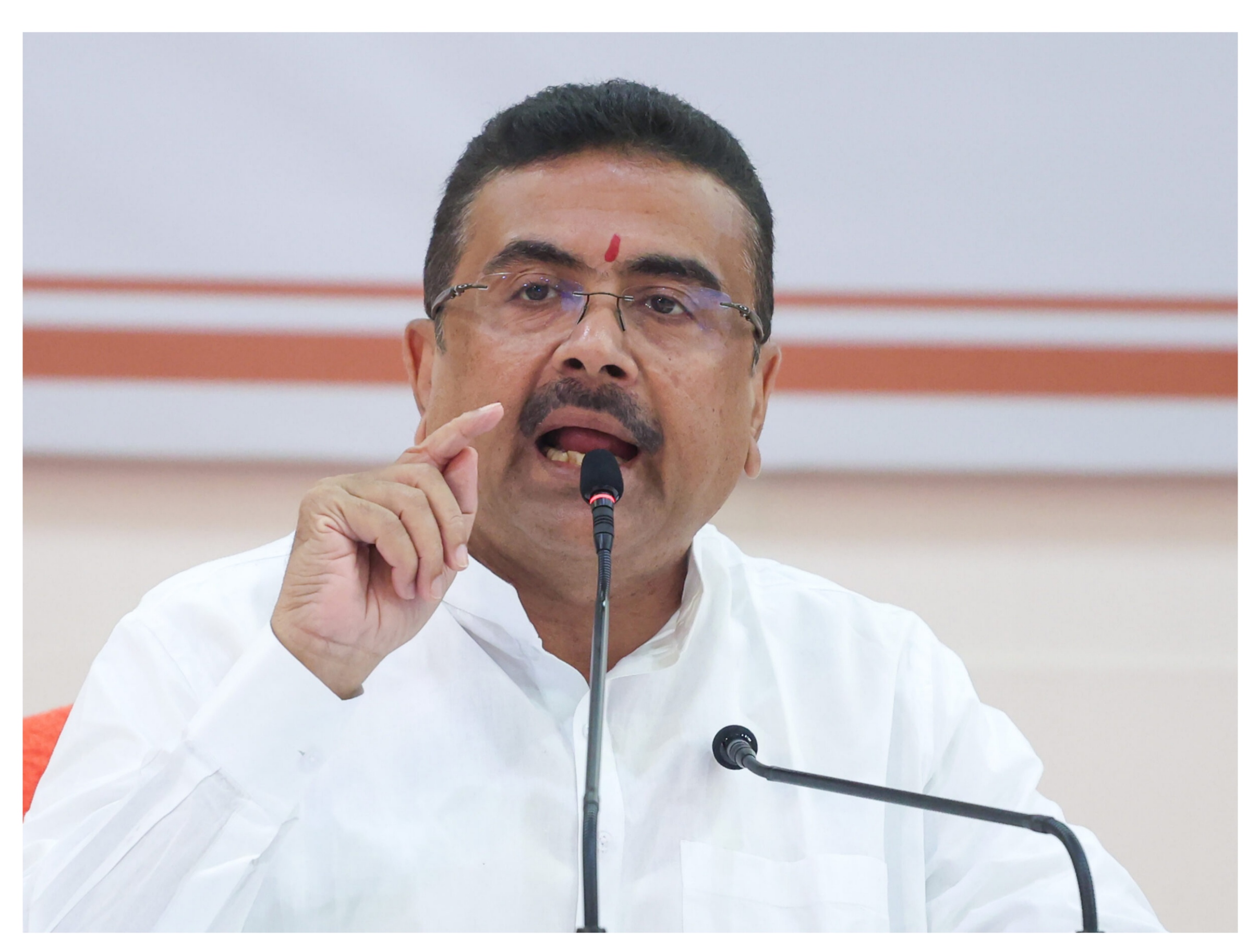 রাজ্যের বিমান যোগাযোগ ব্যবস্থাকে আরও বিস্তৃত করার পথে বড় পদক্ষেপ করল পশ্চিমবঙ্গ সরকার। কেন্দ্রের ‘উড়ান’ (UDAN) প্রকল্পের আওতায় রাজ্যের চারটি এলাকায় নতুন বিমানবন্দর তৈরির প্রক্রিয়া এগিয়ে নিয়ে যেতে কেন্দ্র ও রাজ্যের মধ্যে সমঝোতাপত্র বা মউ স্বাক্ষরিত হয়েছে। সোমবার নবান্ন সভাঘরে আয়োজিত অনুষ্ঠানে অসামরিক বিমান পরিবহণ মন্ত্রক, এয়ারপোর্টস অথরিটি অফ ইন্ডিয়া (Airports Authority of India) ও রাজ্যের পরিবহণ দফতরের মধ্যে এই চুক্তি হয়।
