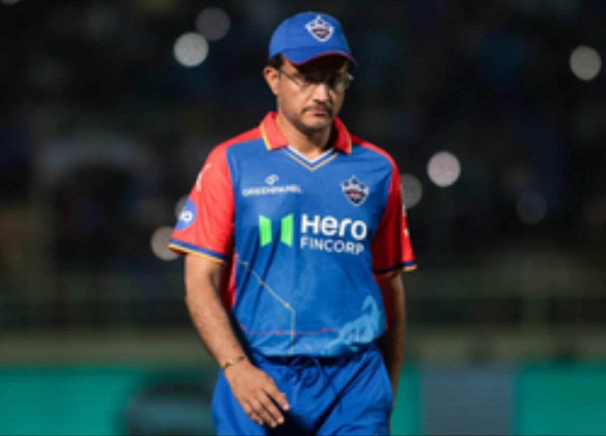 সৌরভ গঙ্গোপাধ্যায় ২০২৭ আইপিএলে দিল্লি ক্যাপিটালসের প্রধান কোচ হয়েছেন। নতুন দায়িত্ব পেলেও সিএবি সভাপতির পদ ছাড়ছেন না সৌরভ। তাঁর একসঙ্গে দুই দায়িত্ব নিয়ে স্বার্থের সংঘাতের প্রশ্ন উঠলেও আগের এথিক্স সিদ্ধান্তে সৌরভের বিরুদ্ধে অভিযোগের যথেষ্ট ভিত্তি পাওয়া যায়নি। বিসিসিআইয়ের এথিক্স অফিসার অরুণ মিশ্রের আগের সিদ্ধান্তে বলা হয়েছিল, শুধু দুটি পৃথক পদে থাকা থেকেই স্বার্থের সংঘাত ধরে নেওয়া যায় না। এখন দিল্লি ক্যাপিটালসের কোচ সৌরভ গঙ্গোপাধ্যায় একই সঙ্গে সিএবি সভাপতির দায়িত্বও পালন করবেন।