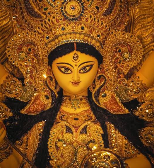 শরতের পেঁজা তুলো মেঘে যখন শিউলির গন্ধে ভেসে আসে আগমনীর (Durga Puja) বার্তা, তখন পঞ্জিকার পাতা আর নিসর্গের আবহ মিলেমিশে সৃষ্টি করে এক অপূর্ব মায়াজাল। মহালয়ার পবিত্র ভোরে বীরেন্দ্রকৃষ্ণ ভদ্রের চণ্ডীপাঠের মহাপ্রলয়মুখী সুর দিয়ে যে মাতৃপক্ষের সূচনা হয়, তা কেবল পঞ্জিকার তিথি বদল নয়; তা হল মানবের সুপ্ত চেতনা ও আদি মহাশক্তির শাশ্বত জাগরণ।