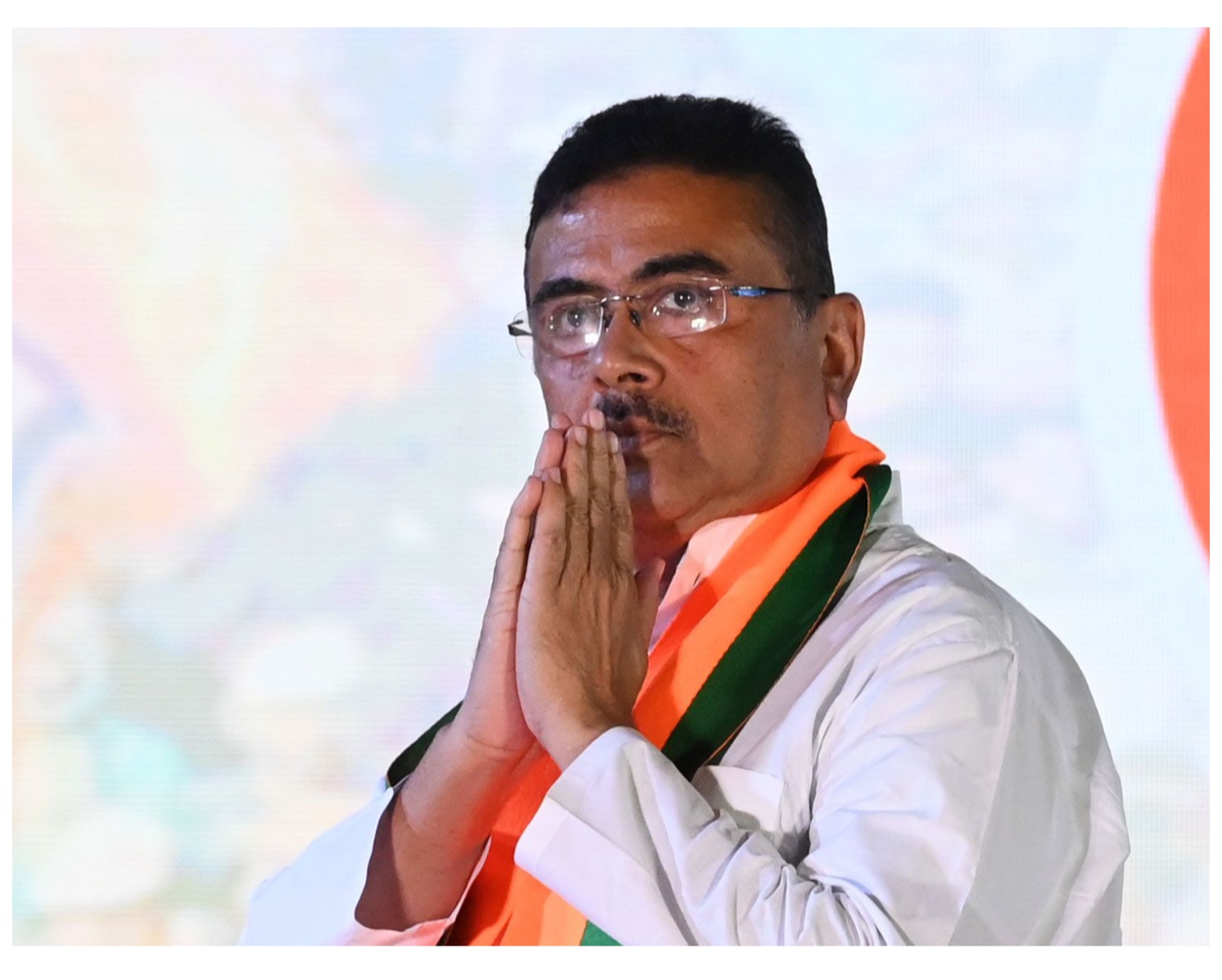 চোরবাগানে পদপিষ্ট হয়ে মৃত্যুর ঘটনায় শোকস্তব্ধ পরিবারগুলির পাশে দাঁড়াতে জেলায় জেলায় সফর করলেন মুখ্যমন্ত্রী শুভেন্দু অধিকারী (Suvendu Adhikari)। নবমীর দুপুরে পূর্ব বর্ধমান, হুগলি, নদীয়া ও হাওড়ার একাধিক এলাকায় গিয়ে মৃতদের পরিজনদের সঙ্গে দেখা করেন তিনি। আর্থিক সহায়তা হিসেবে ক্ষতিগ্রস্ত পরিবারগুলির হাতে ২৫ লক্ষ টাকার চেক তুলে দেওয়ার পাশাপাশি পরিবারের সদস্যদের সরকারি চাকরির সুযোগ করে দেওয়ার আশ্বাসও দেন মুখ্যমন্ত্রী।