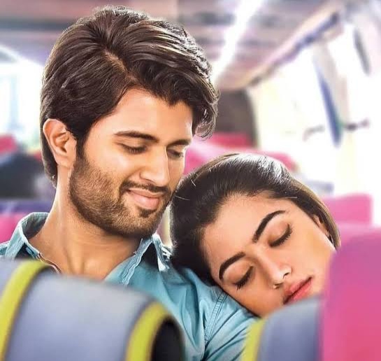 প্রেমের সম্পর্ক থেকে বিয়ে দক্ষিণী চলচ্চিত্রের জনপ্রিয় জুটি বিজয় দেবরকোন্ডা (Vijay Deverakonda) ও রশ্মিকা মন্দানা (Rashmika Mandanna) -এর ব্যক্তিগত জীবন নিয়ে অনুরাগীদের কৌতূহল দীর্ঘ দিনের। পর্দায় তাঁদের রসায়ন যেমন দর্শকের মন জয় করেছে, তেমনই বাস্তব জীবনে তাঁদের সম্পর্কের নানা অধ্যায় নিয়েও কম আলোচনা হয়নি।