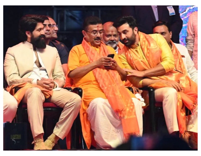 বিজয়া দশমীতে সল্টলেকের রাবণ দহনের অনুষ্ঠানে হাজির রণবীর কপূর, যশ ও মুখ্যমন্ত্রী শুভেন্দু অধিকারী। ‘রামায়ণ: পার্ট ওয়ান’ ছবির প্রচার, তারকাদের বক্তব্য ও চোরবাগানের ঘটনায় মৃতদের প্রতি শ্রদ্ধা জানানোর মুহূর্ত জানুন।