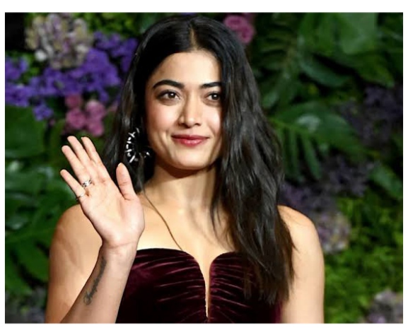 দক্ষিণী ছবিতে অভিনেত্রীদের উপস্থাপনা, খোলামেলা পোশাক ও পর্দায় শরীরী দৃশ্যের ব্যবহার নিয়ে বিনোদনজগতে বিতর্ক নতুন নয়। এ বার সেই আলোচনায় উঠে এল রাম চরণ অভিনীত ‘পেদ্দি’ ছবির প্রসঙ্গ। ছবিতে জাহ্নবী কাপূরের উপস্থিতি ও তাঁকে পর্দায় যেভাবে দেখানো হয়েছে, তা নিয়ে আগে থেকেই নেটমাধ্যমে আলোচনা চলছিল। এবার অভিনেত্রী রশ্মিকা মন্দানা (Rashmika Mandanna) নিজের পোশাক নির্বাচন ও অভিনয়ের ক্ষেত্রে ব্যক্তিগত সীমারেখা নিয়ে কথা বলায় সেই বিতর্ক নতুন মাত্রা পেল।