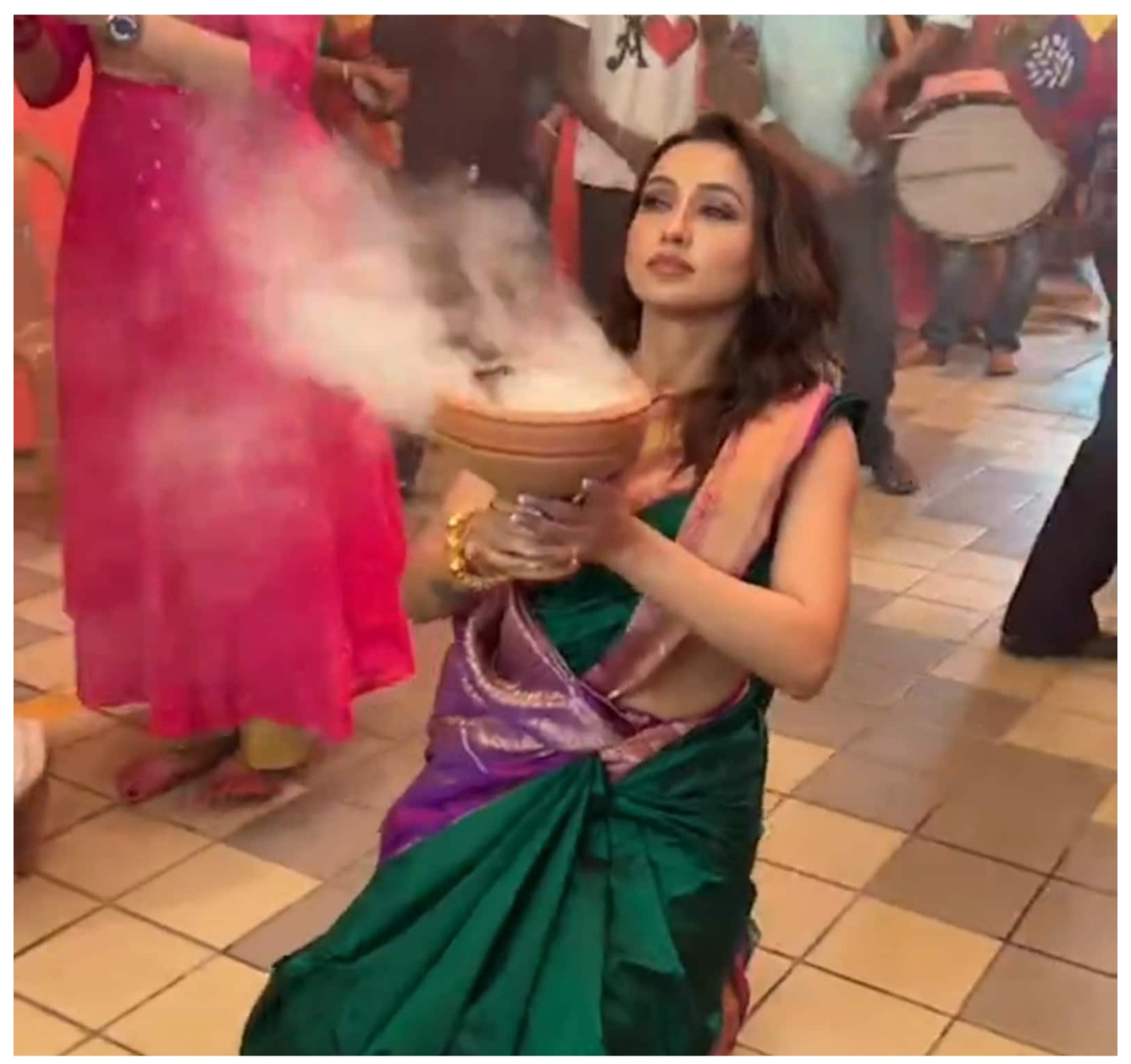 দুর্গাপুজোয় গোলাপি বেনারসি পরে ধুনুচি নাচে অংশ নিলেন মিমি চক্রবর্তী।