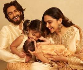 দ্বিতীয় কন্যা দেবী ও বড় মেয়ে দুয়াকে নিয়ে দীপিকা পাড়ুকোন ও রণবীর সিংয়ের পারিবারিক ছবি।