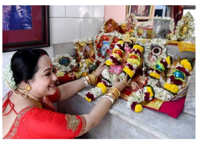 অপরাজিতা আঢ্যর বাড়ির কোজাগরী লক্ষ্মীপুজো, দেবীর ঘাগরা-চোলি ও ভোগের আয়োজন
