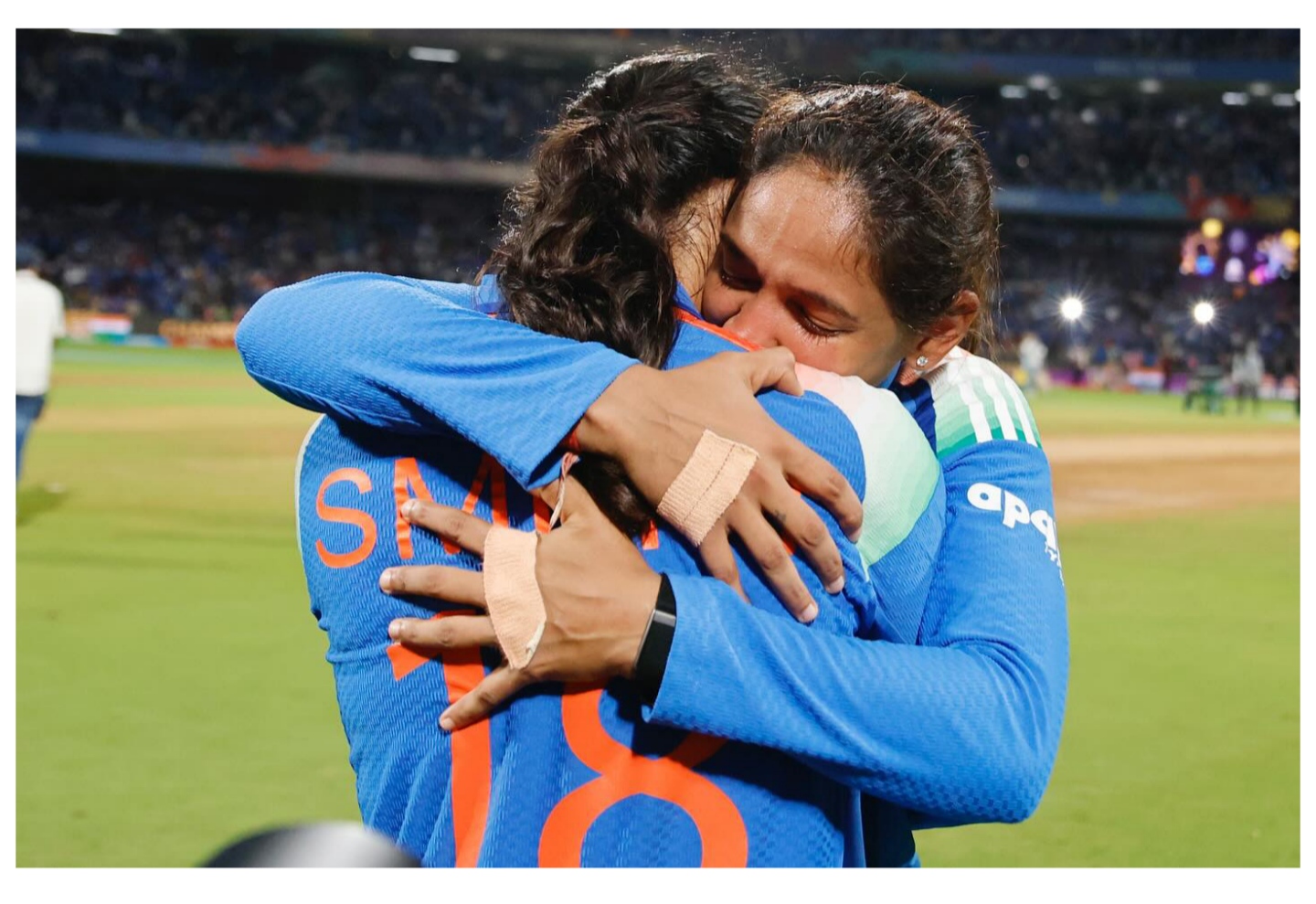 ভারতীয় মহিলা ক্রিকেটে স্মৃতি মন্ধানা ও হরমনপ্রীত কৌরের করমর্দন না করার ভিডিয়ো ঘিরে জল্পনা
