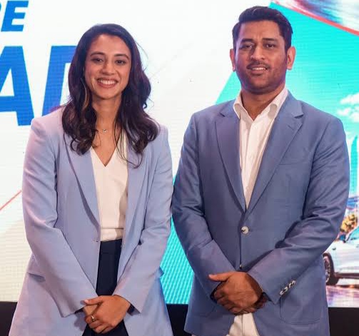 ভারতীয় মহিলা দলের বিশ্বকাপ জয়ের পর স্মৃতি মন্ধানাকে শুভেচ্ছা জানিয়ে দলের সব সদস্যের কাছে অভিনন্দন পৌঁছে দিতে বলেছিলেন মহেন্দ্র সিং ধোনি।