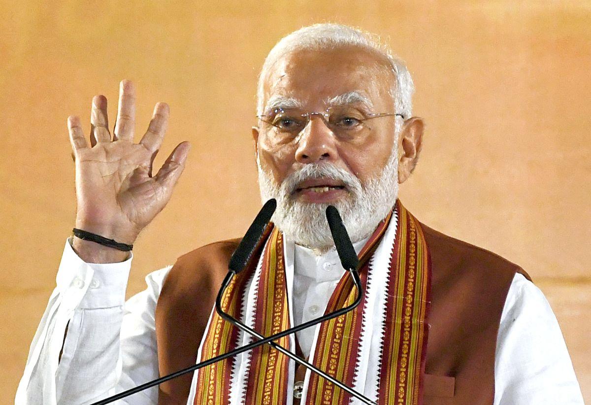 অশুভ শক্তির বিনাশ, ন্যায়বিচার প্রতিষ্ঠা ও জনকল্যাণমূলক শাসনব্যবস্থা গড়ে তোলার আহ্বান জানালেন প্রধানমন্ত্রী নরেন্দ্র মোদী (Narendra Modi)। বিজয়া দশমী (Vijaya Dashami) উপলক্ষ্যে দিল্লির রামলীলা ময়দানে (Ramlila Maidan) রাবণ বধের অনুষ্ঠানে অংশ নিয়ে রামরাজ্যের আদর্শ তুলে ধরলেন তিনি। একই সঙ্গে দেশের সম্মান, সংস্কৃতি ও ঐতিহ্য রক্ষার প্রশ্নে রাজনৈতিক দলগুলিকে একজোট হওয়ার আহ্বান জানান প্রধানমন্ত্রী। তাঁর বক্তব্যে উঠে এল আত্মনির্ভর ভারত (Atmanirbhar Bharat), বিকশিত ভারত (Viksit Bharat) ও নাগরিকদের সমান অধিকার নিশ্চিত করার প্রসঙ্গও।